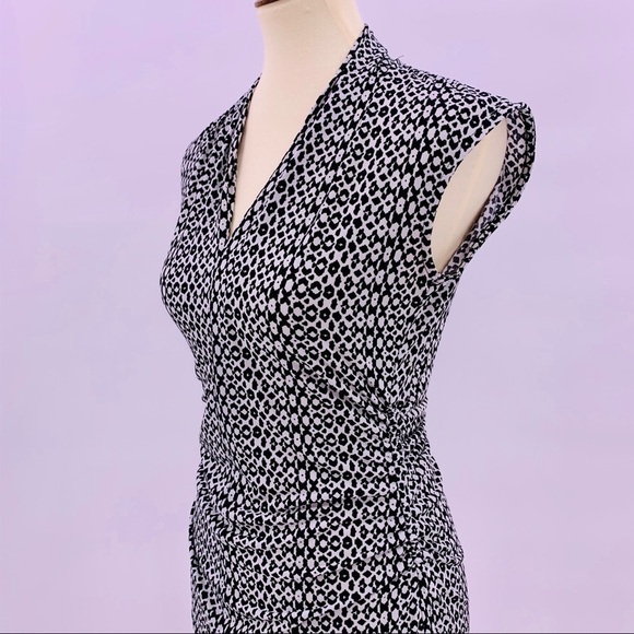 Vince Camuto Fitted V Neck Black & White Top - Picture 7 of 8